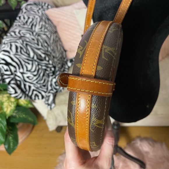 Louis Vuitton Chantilly crossbody bag - Picture 8 of 14